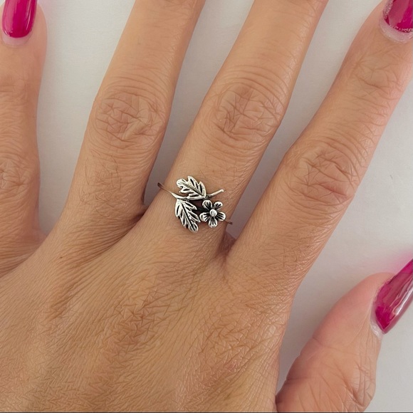 Sterling silver flower with leaves ring, flower ring, leaf ring, silver ring - Picture 7 of 11